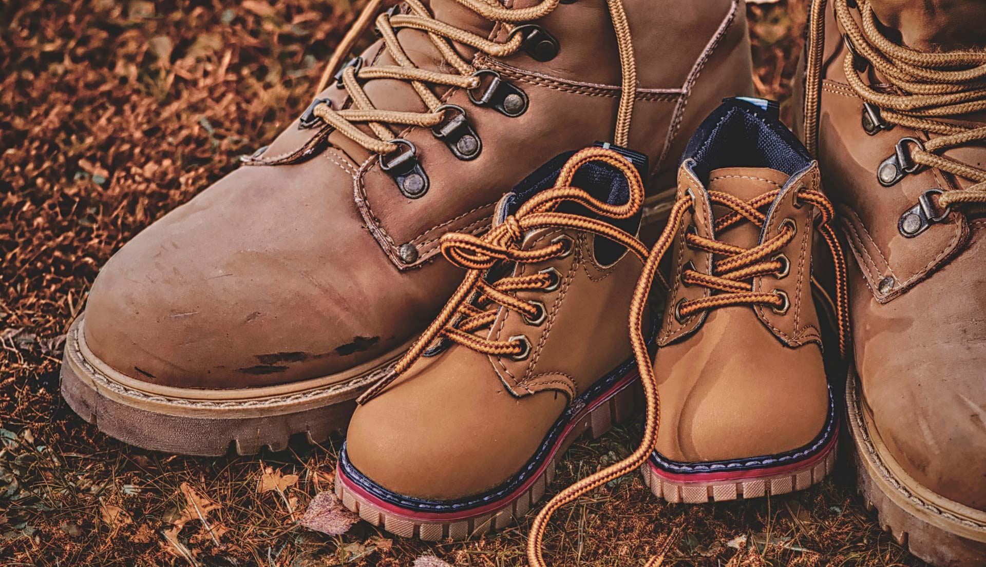 zwei Paar Wanderschuhe